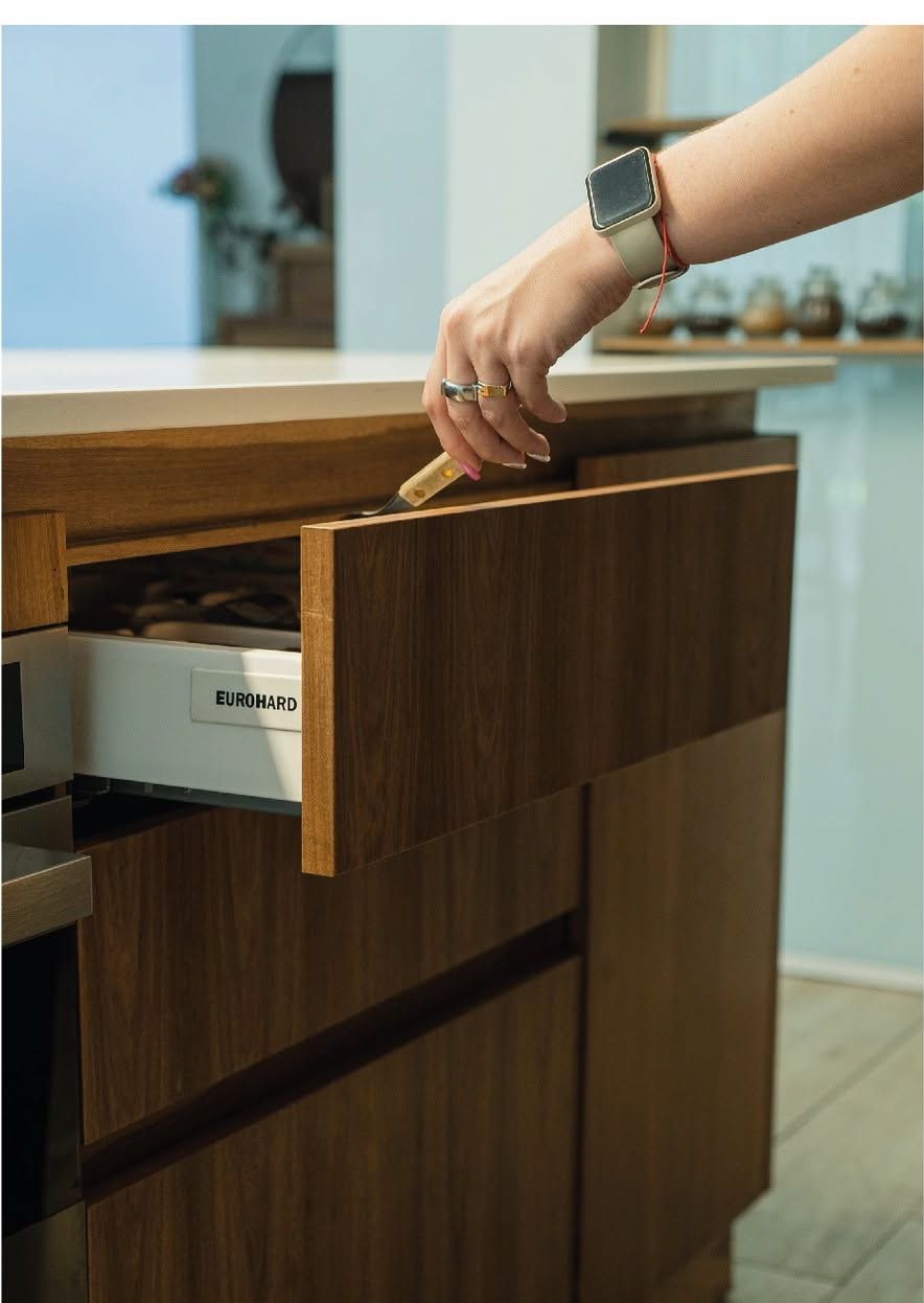 Cajón de cocina en nogal abriéndose