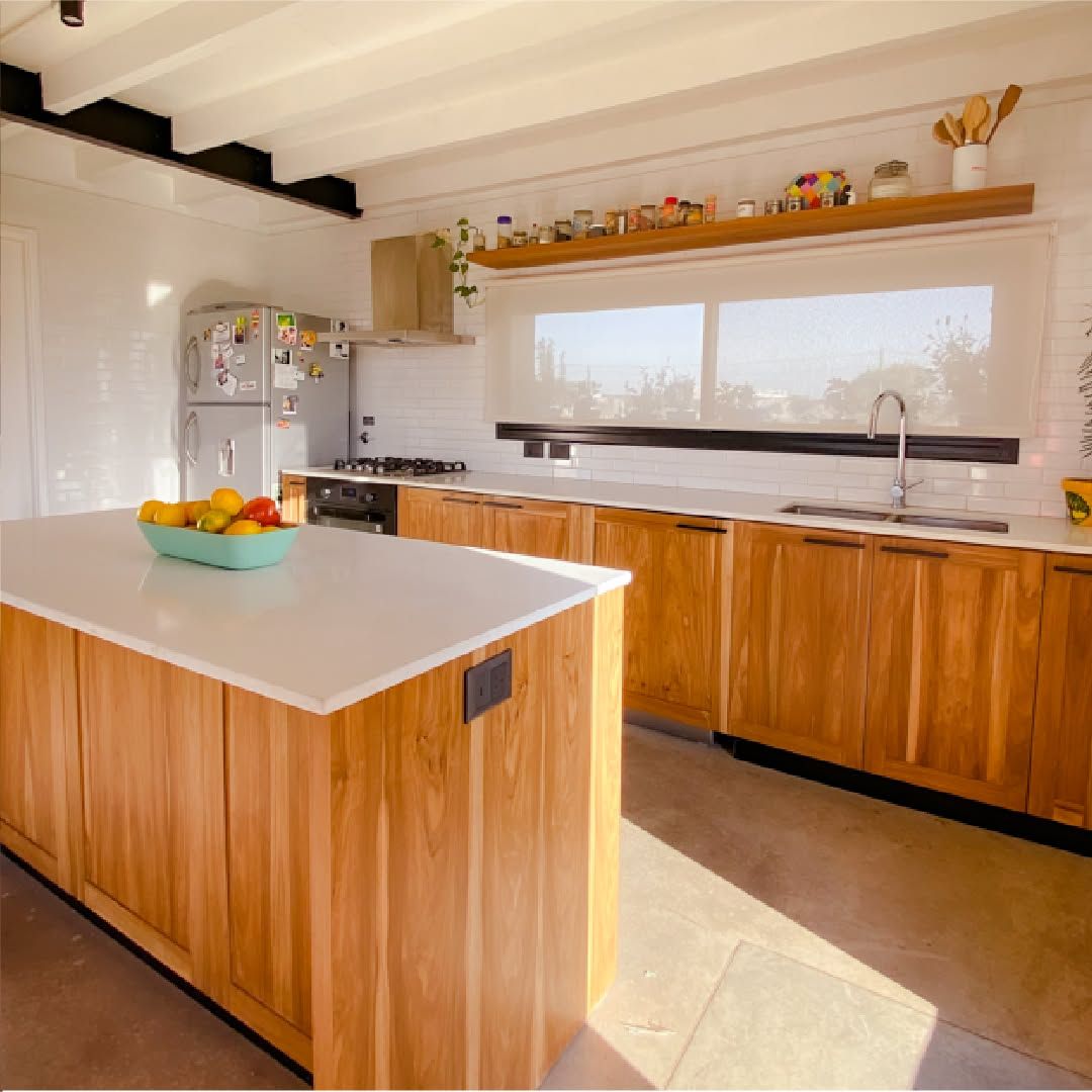 Cocina con isla y muebles de madera natural