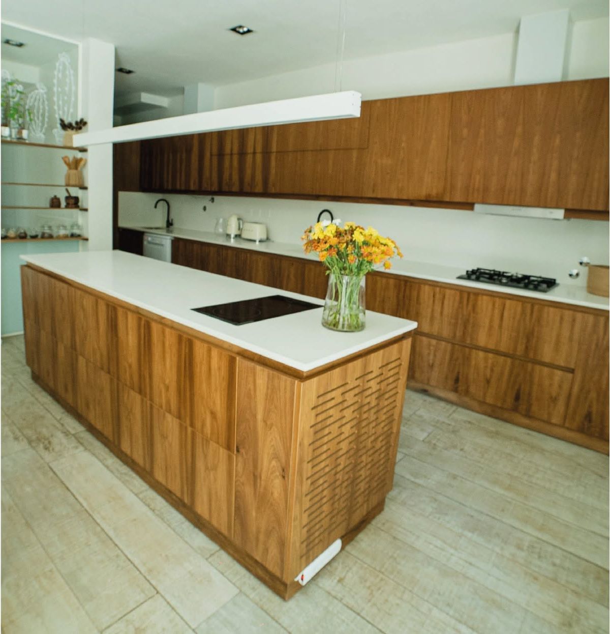 Cocina con isla enchapada en nogal