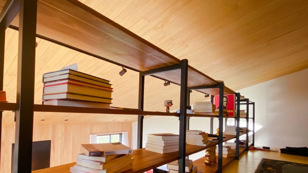 Biblioteca a medida en madera y hierro, hecha por Cezeta
